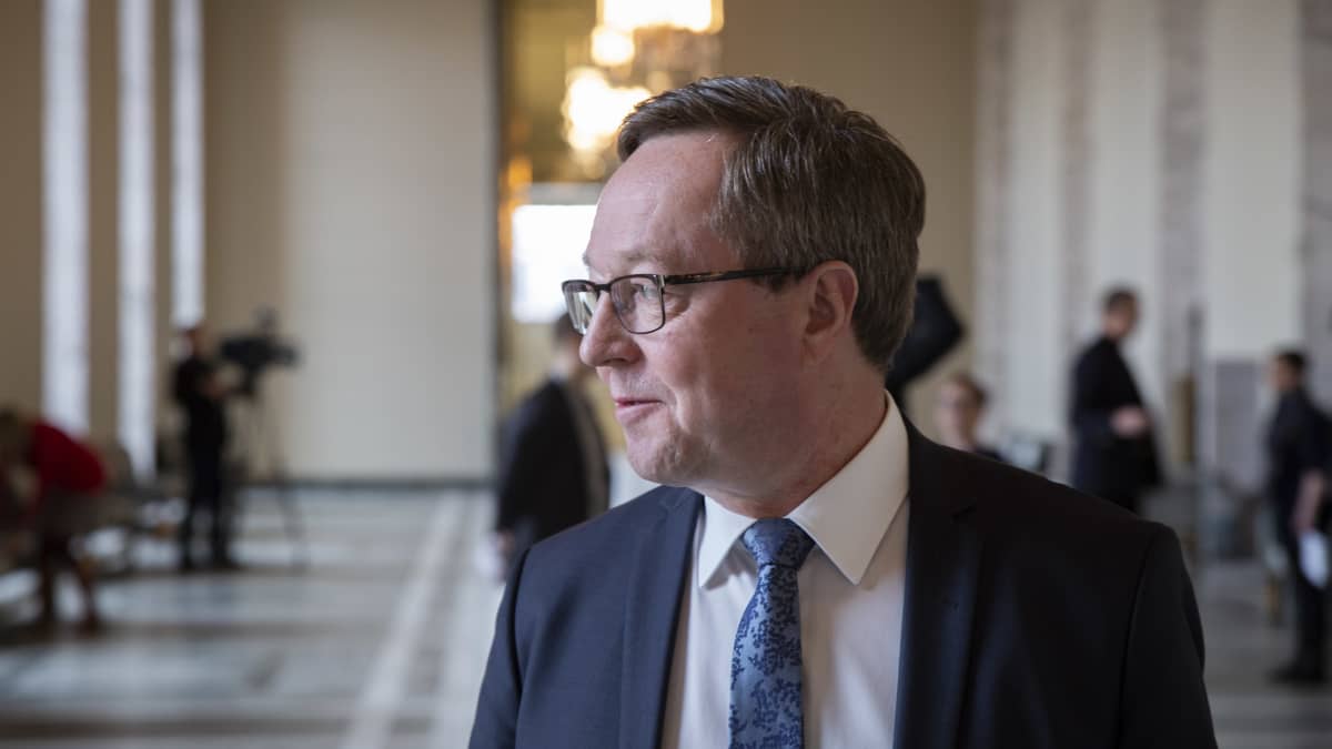 Elinkeinoministeri Mika Lintilä Eduskunnan valtiosalissa.