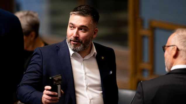 Tere Sammallahti eduskunnan istuntosalissa.