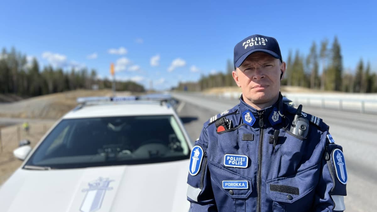 Komisario Seppo Porokka 5-tien laidassa poliisiauton edessä.