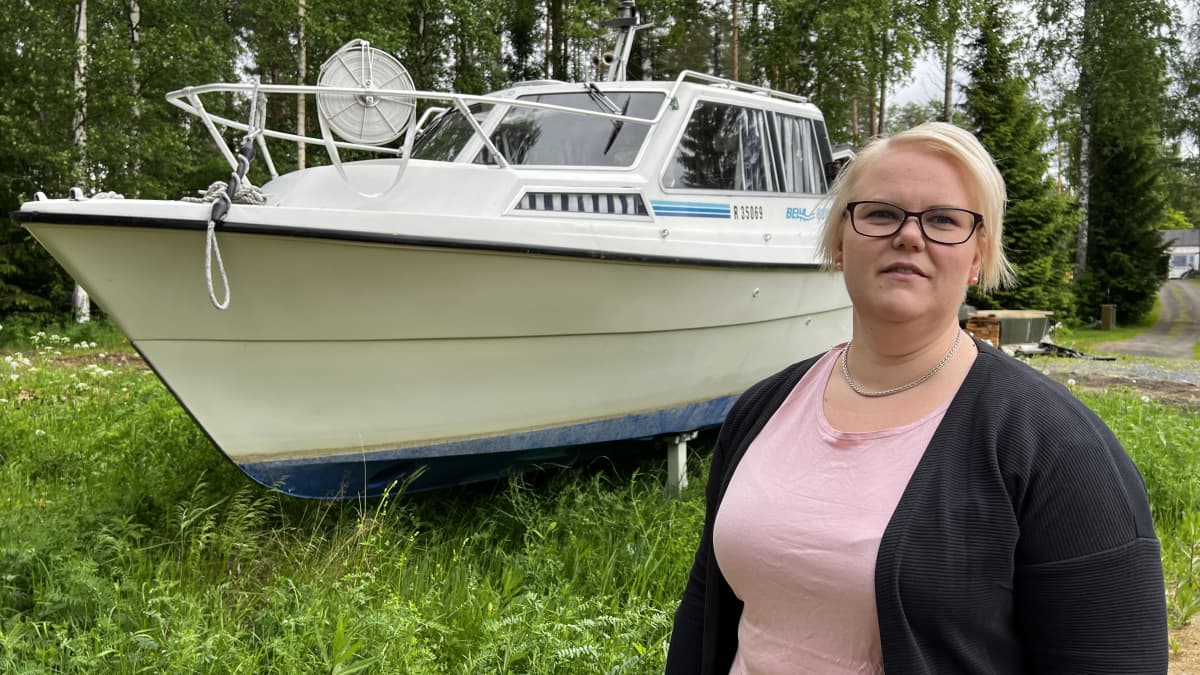 Tiina Hangas ja Venäjälle myyty, vientilupaa odottava matkavene.