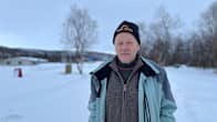 Veikko Porsanger seisoo Utsjoella valtatien lähettyvillä lumisessa maisemassa.