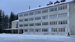 Ilomantsin koulukeskus talvella. Rakennus on huonossa kunnossa.