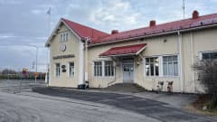 Kemin keltaisen rautatieaseman julkisivu.