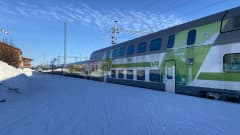 Juna Kemin rautatieasemalla lumisessa maisemassa. 