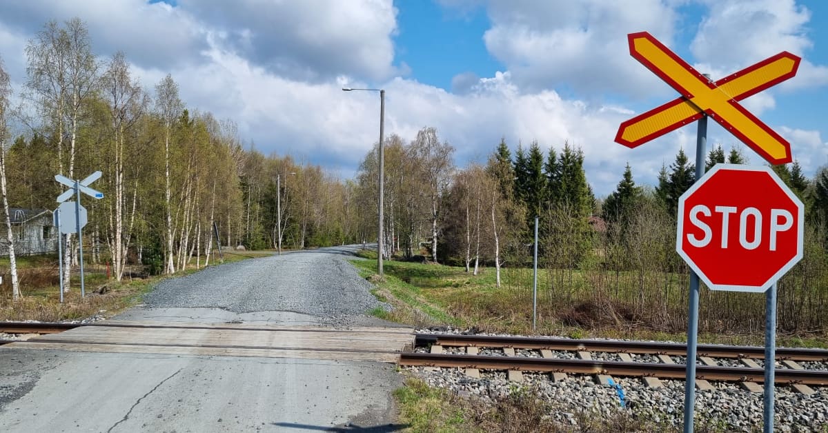 Torniossa poistetaan tai parannetaan rautatien tasoristeyksiä ...
