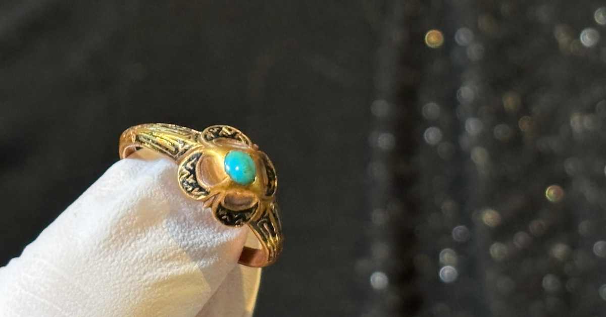 Historiallinen löytö Kaarina Maunun­tyttären hauta­tutki­muk­sissa : kuningattaren kultasormus piilotteli rotanpesän suojissa | Varsinais - Suomi