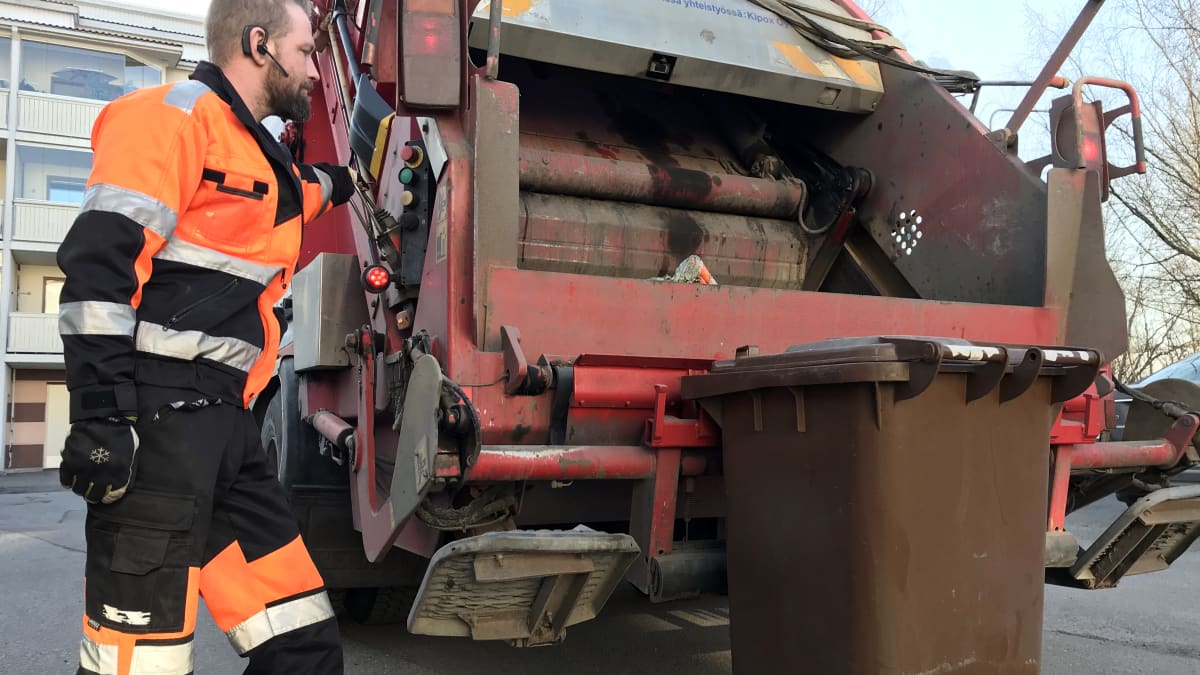 Jäteautonkuljettaja Rami Saari tyhjentää biojäteastiaa 