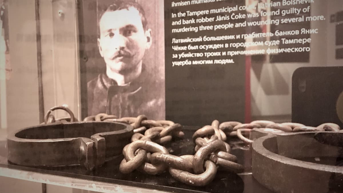 Kahleet Lenin-museon vitriinissä