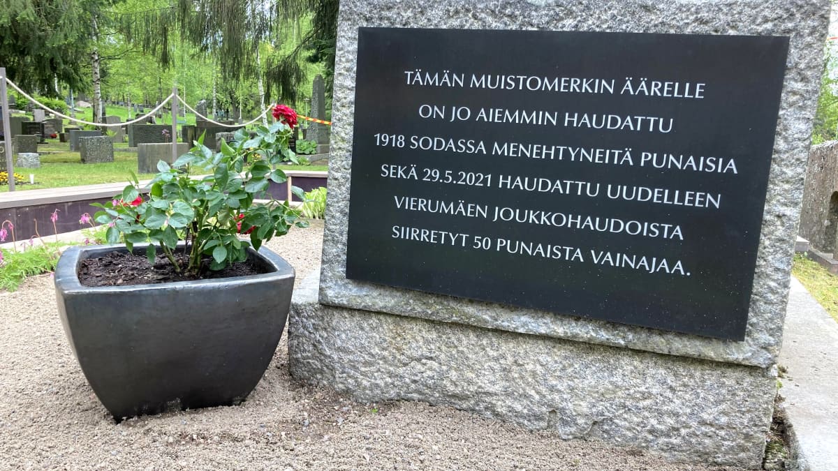 Muistomerkin kivijalka, jossa muistoteksti 1918 sodassa kuolleille punaisille.