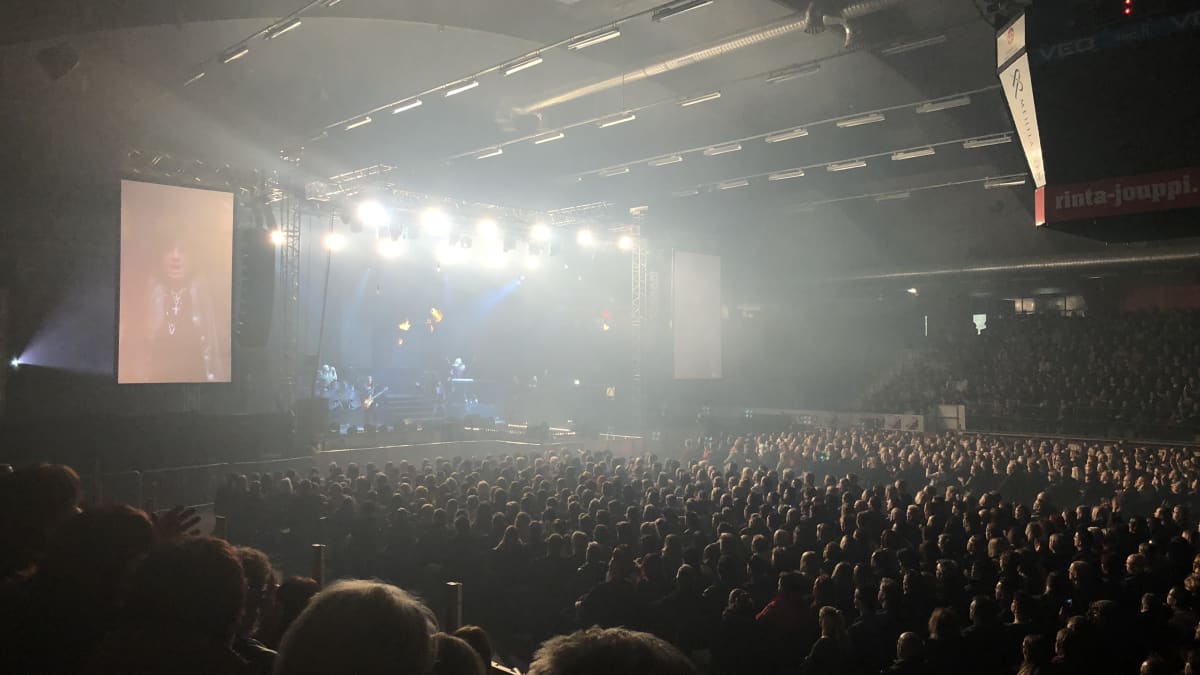 Raskasta joulu konsert på Vasa arena. Fullsatt och stroboljus.