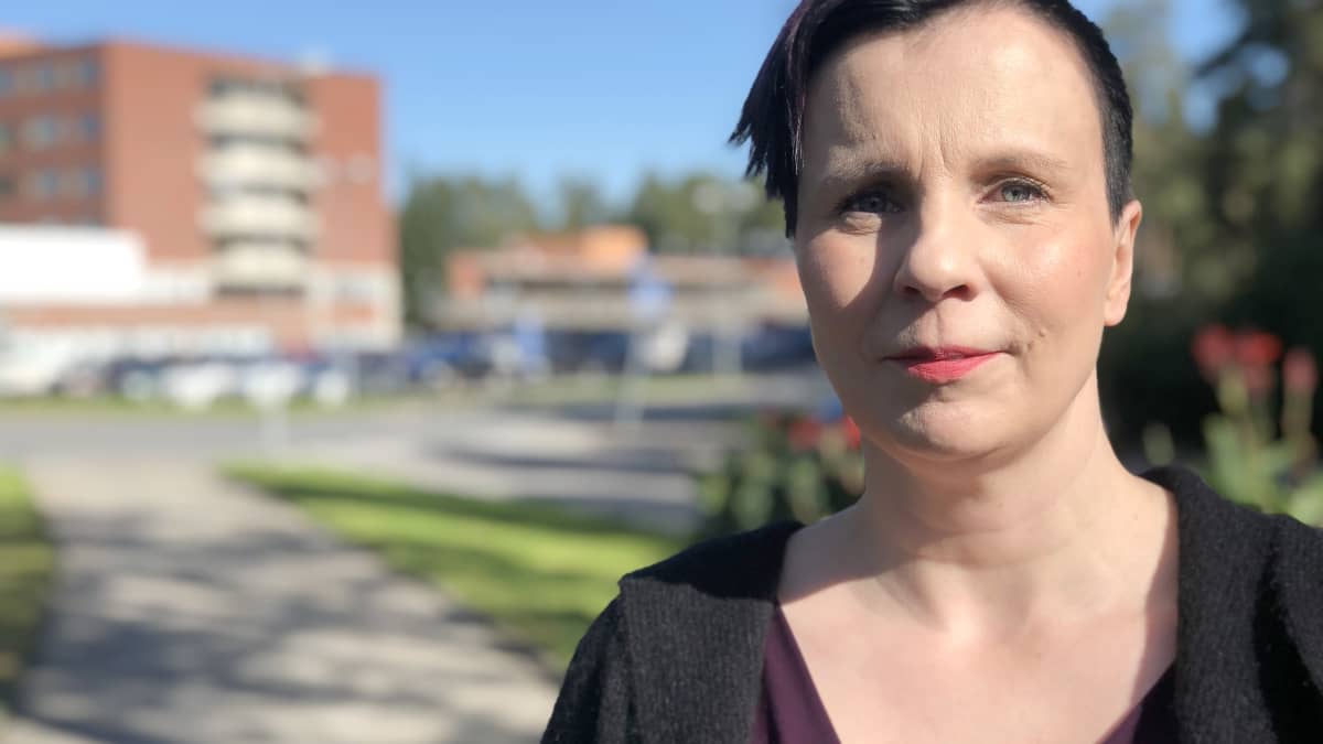 Kanta-Hämeen sairaanhoitopiirin johtajaylilääkäri Sally Järvelä kekussairaalan ulkopuolella kuvattuna.