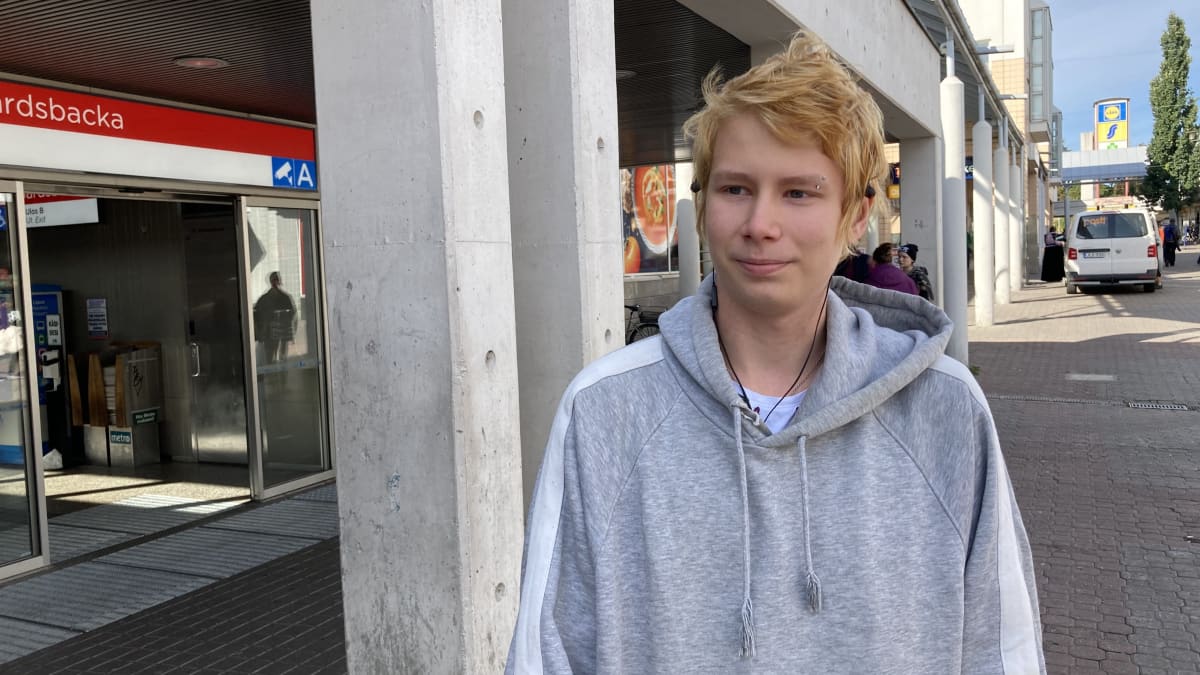 Toni Nurminen Kontulan metroaseman edustalla.