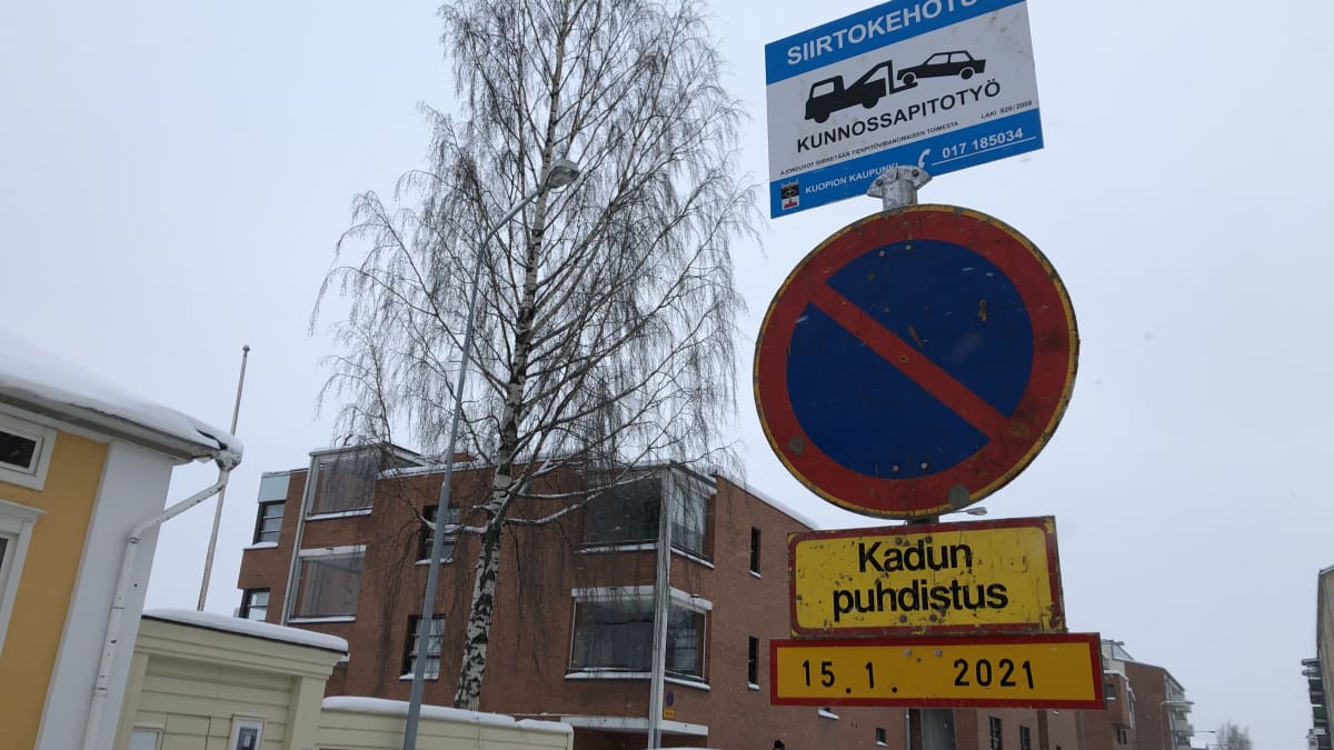 Autoilijoiden kannattaa nyt kiinnittää huomionsa väliaikaisiin  pysäköintikieltoihin, sillä katuja puhdistetaan lumesta Kuopiossa