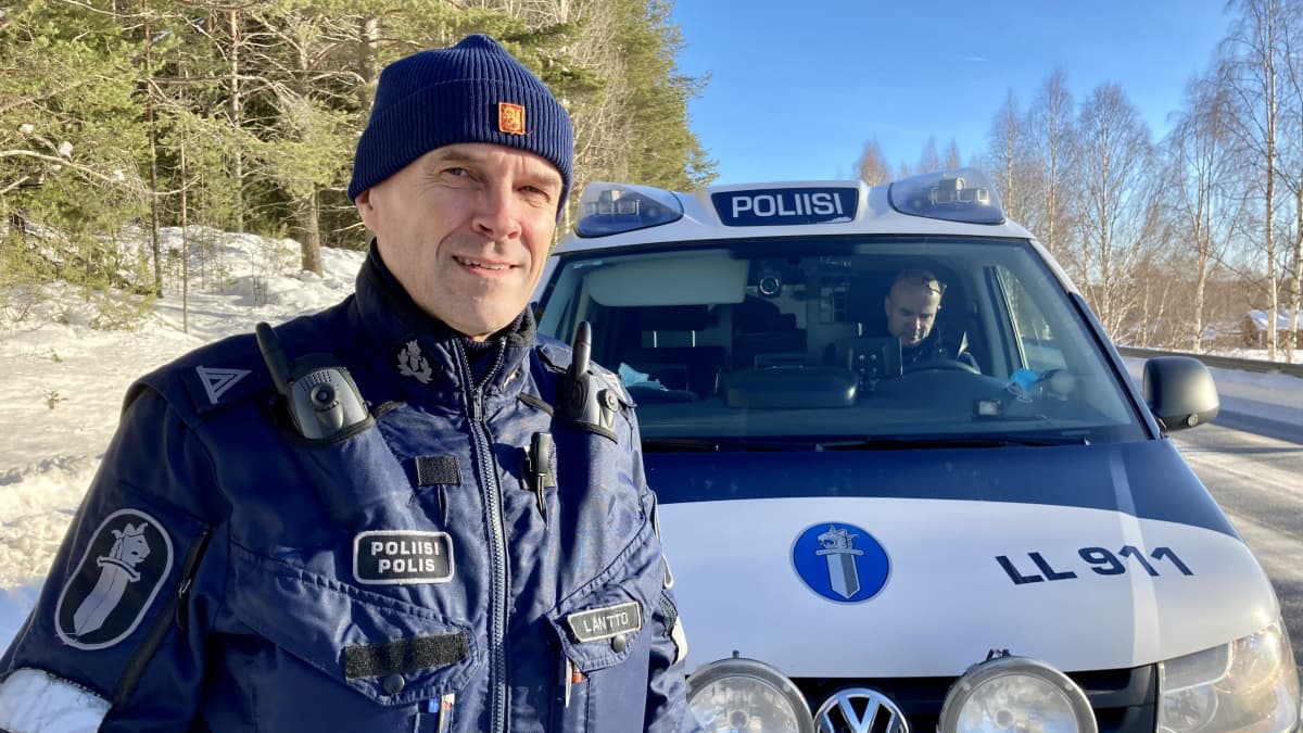 Poliiseja partioimassa Lapissa Rovaniemellä.