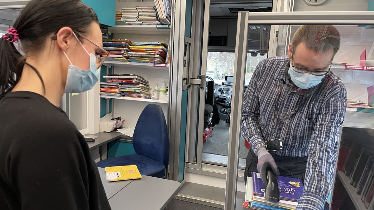 Kijrastonhoitaja Mika Kulmala tekee lainoja kirjastoauto Kosmoskessa.