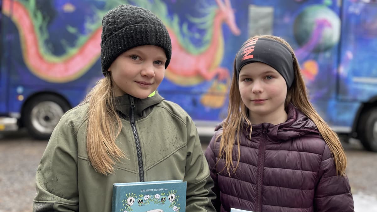 Sara Simpanen ja Amanda Maakanen kävivät kirjastoautossa Takahuhdin pysäkillä.