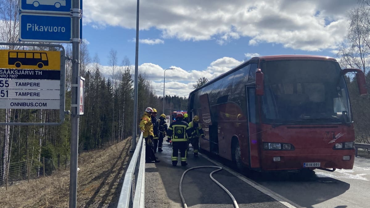 Linja-auto paloi Sääksjärven liittymässä Tampereella – autossa vain  kuljettaja, joka ei loukkaantunut.