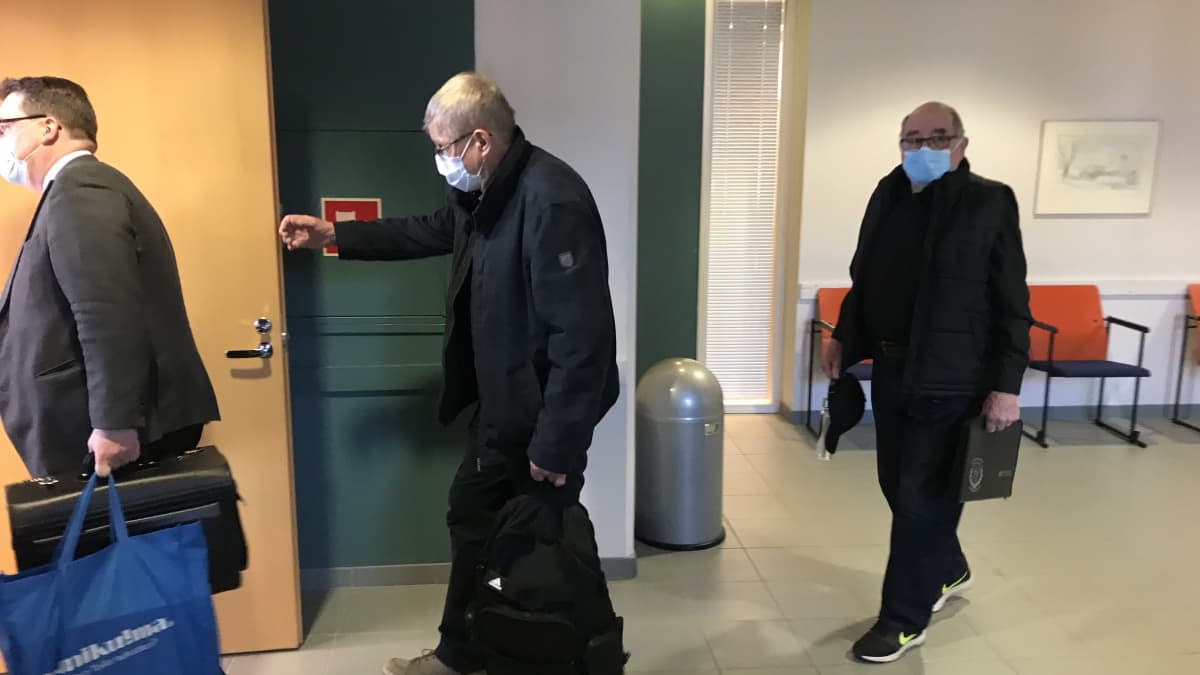 Asianajaja Mikko Toikka, Onkkaalanrivin hallituksen jäsen Veikko Tiainen ja osakas Sakari Jauhiainen kävelevät sisälle käräjäoikeuden istuntosaliin.
