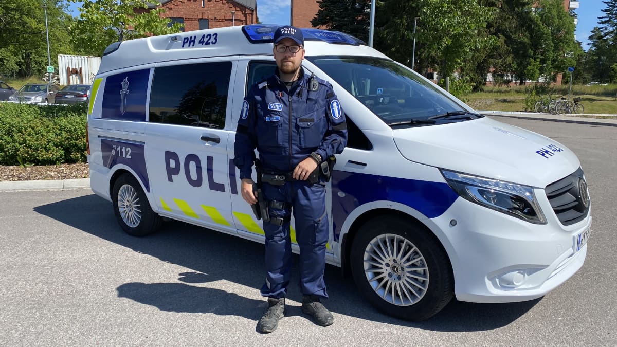 Ylikonstaapeli Joonas Salo Hämeen poliisista seisoo uuden sähköllä kulkevan poliisiauton edessä.