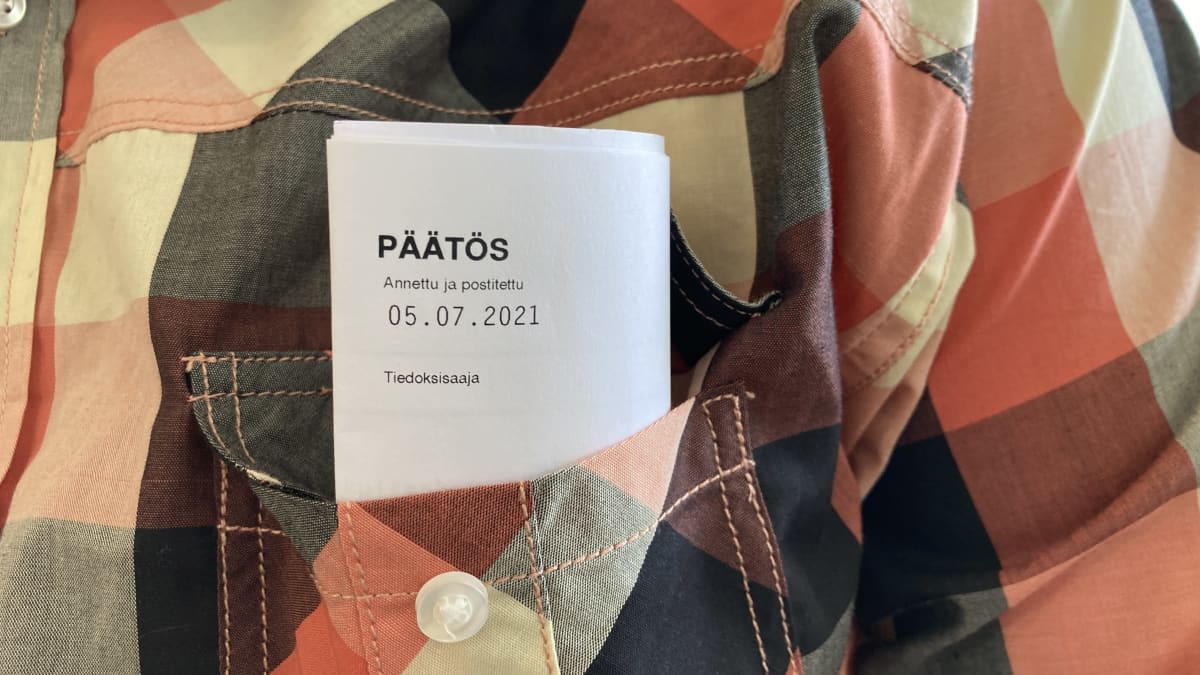 Valtiokonttorin lähettämä päätöskirje Pentti Korven rintataskussa.