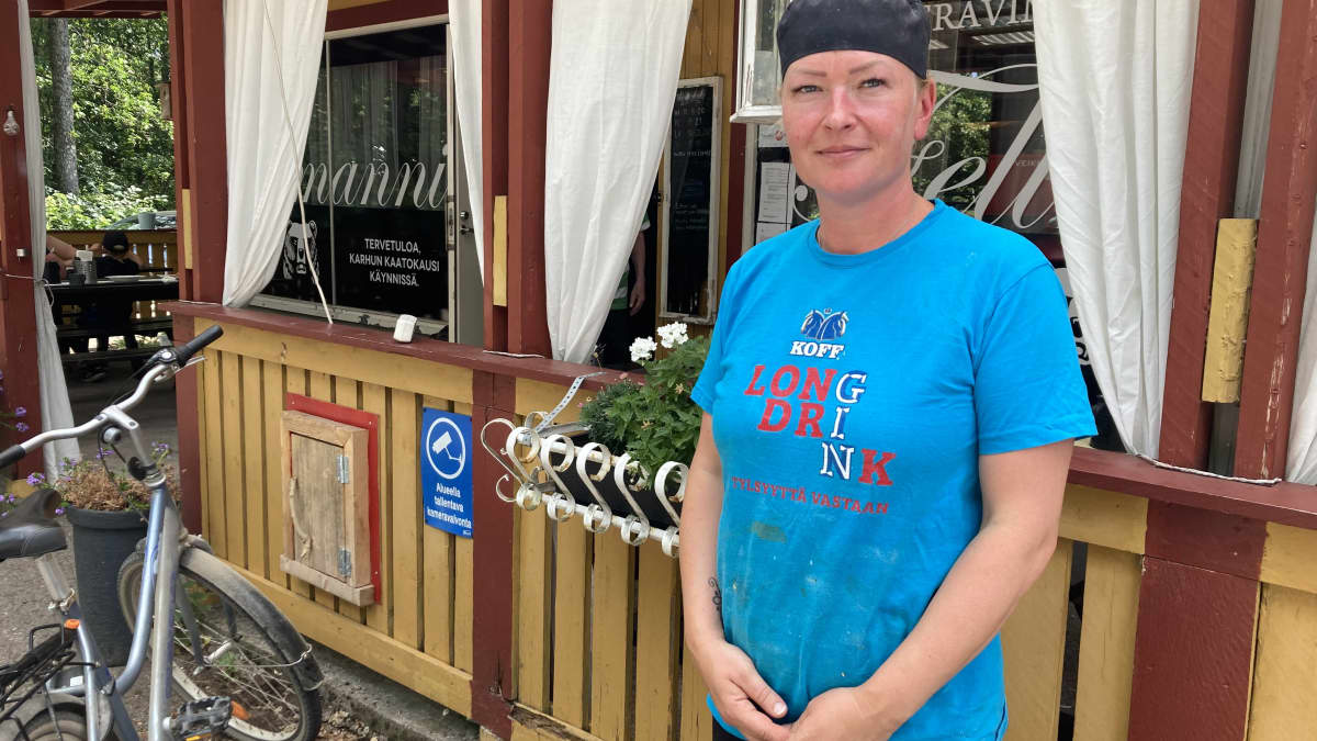ravintoloitsija annika fellman seisoo ravintolan terassin edessä 