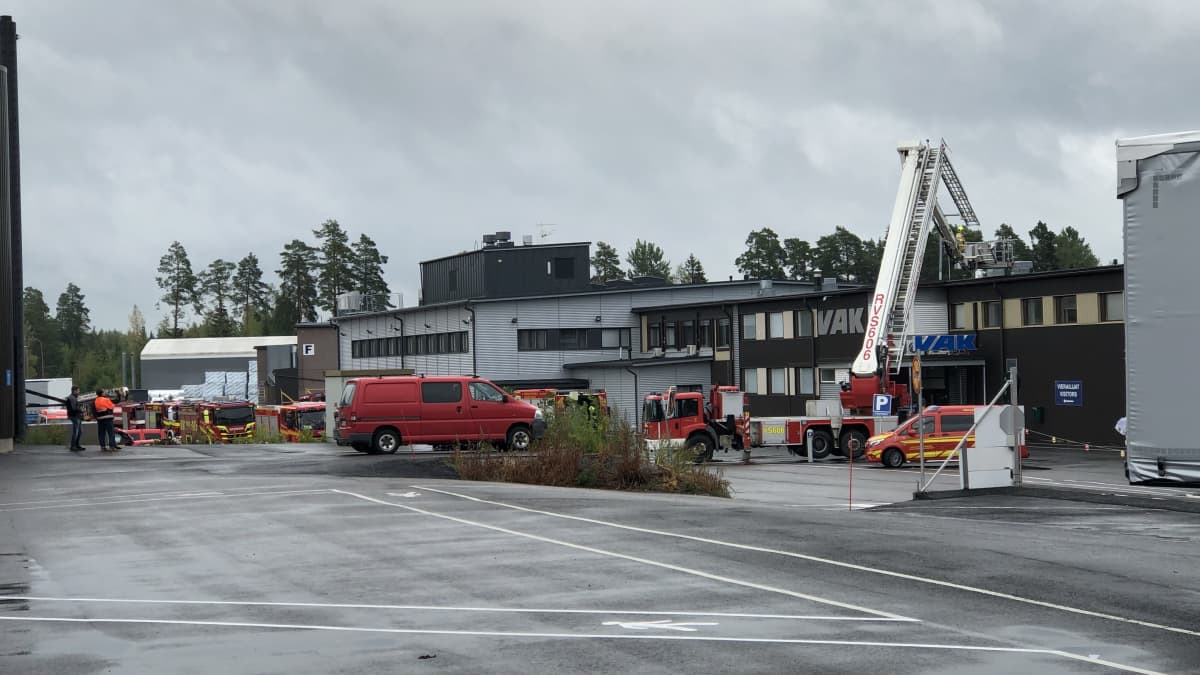 VAK Oy:n tuotantolaitoksen kattorakenteissa syttyi tulipalo 28.7.2021
