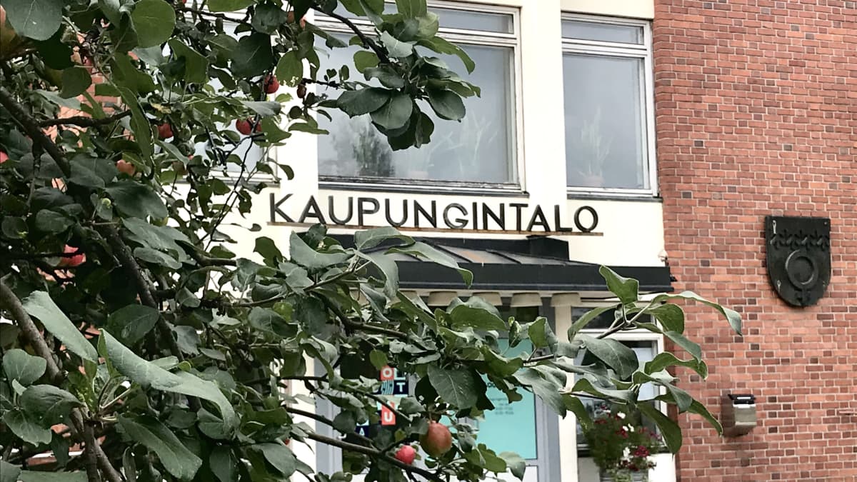 outokummun kaupungintalo ja omenapuu sen edessä