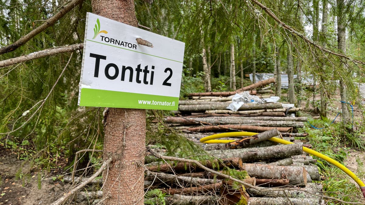 Uusia tontteja Rutolan kylässä Lappeenrannassa, kyltissä lukee "Tontti 2".