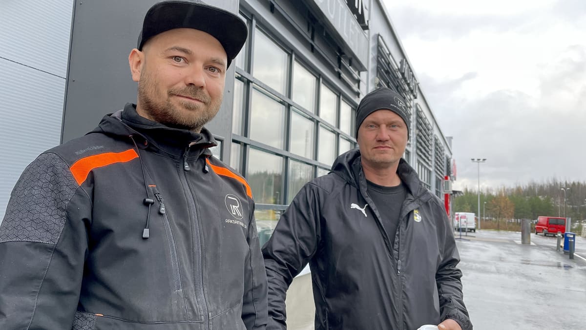 Samu Ikonen ja Mikael Mikkilä seisoivat Kuopion Matkuksessa sijaitsevan huoltamon edessä
