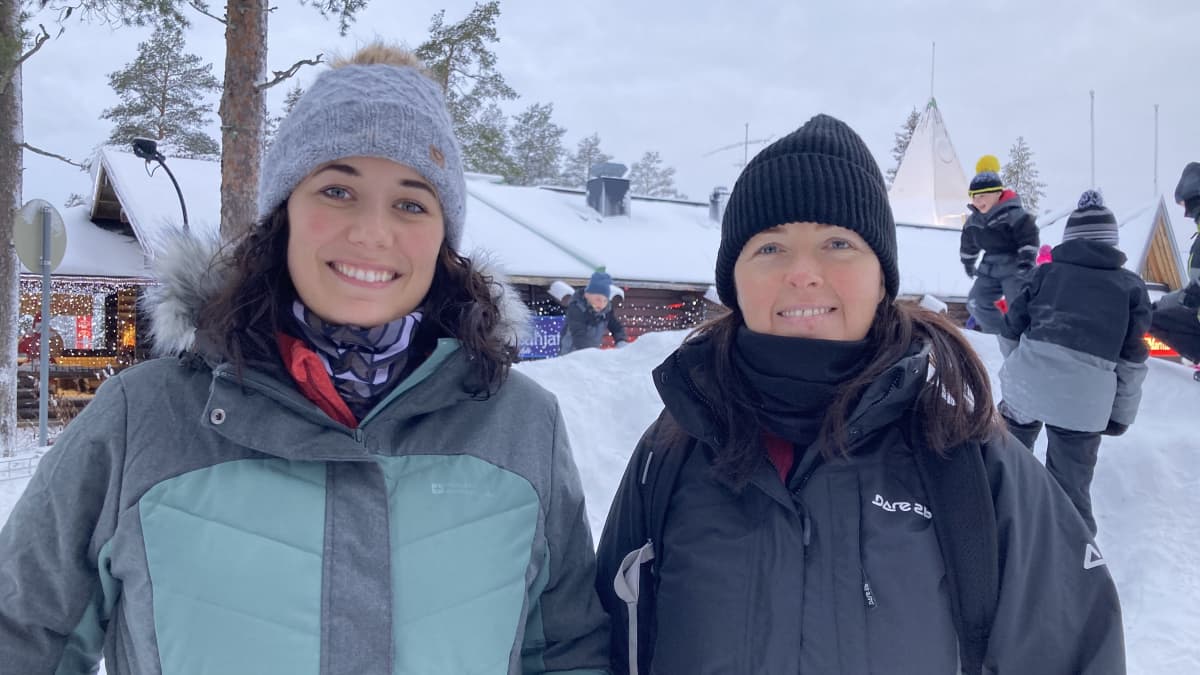 Englantilaiset Vi ja Louise ovat saapuneet lomanviettoon Lappiin. Heitä huoletti uutta virusmuunnosta enemmän se, että heidän kauan odotettu matkansa peruuntuisi.