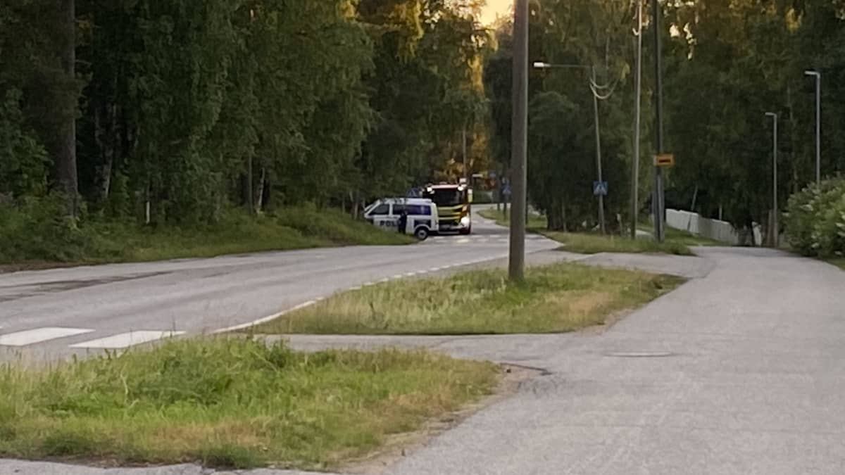 Poliisiauto ja paloauto kadulla Rovaniemen Pöykkölässä.