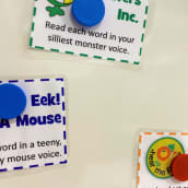 Magneettitaululle ripustettuja englanninkielisiä lappua, joissa on ohjeita lukea tekstiä eri tavoin, esimerkiksi hiiri tai hirviö.