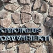 Rovaniemen hovioikeuden sisäänkäynti, seinässä liuskekiviä ja taottu teksti Hovioikeus Hoavvariekti