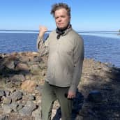 Muusikko Jukka Takalo seisoo Perämeren rannalla Oulun Martinniemessä.