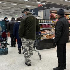 Ihmisiä jonossa Siilinjärven K-Supermarketin kassalla.