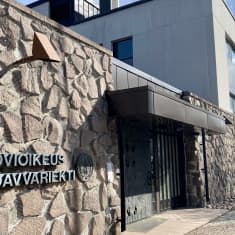 Rovaniemen hovioikeuden sisäänkäynti, seinässä liuskekiviä ja taottu teksti Hovioikeus Hoavvariekti
