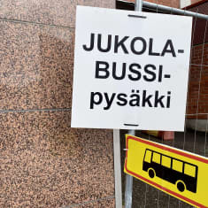 Bussipysäkin kyltti, joka on tarkoitettu Jukolaan menijöille