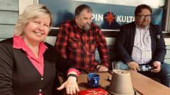 Minna Koskinen, Taavi Riihelä sekä Esa Mikkonen istuvat ravintolan terassilla.