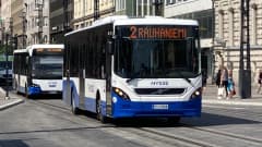 Tampereen busseja liikenteessä keskustorin vieressä