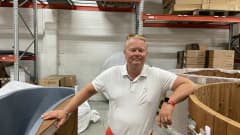 Kirami Oy:n toimitusjohtaja Mika Rantanen seisoo kahden kylpytynnyrin välissä Sastamalan tuotantolaitoksella