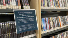 Kirjaston tiedote DVD-hyllyssä