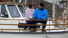 Turkka ja Merja Sihvonen veneensä Olgan kannella.