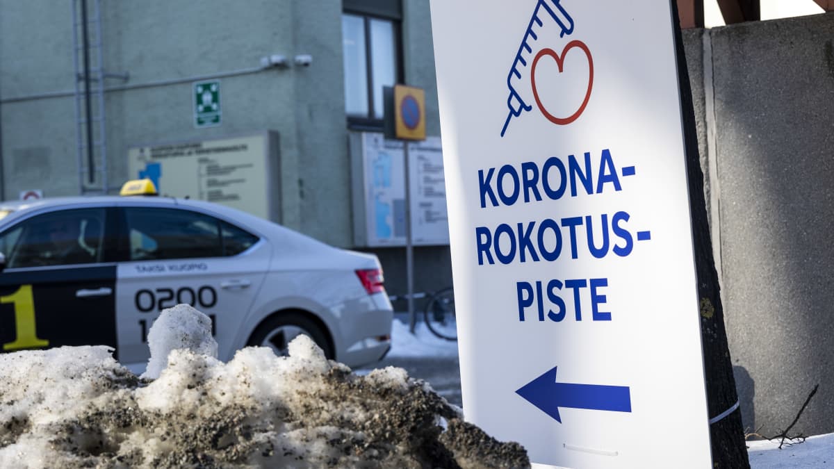 Koronarokotus infotaulu Kuopion pääterveysaseman edustalla