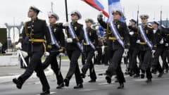 Ryska flottister paraderar i Severomorsk.