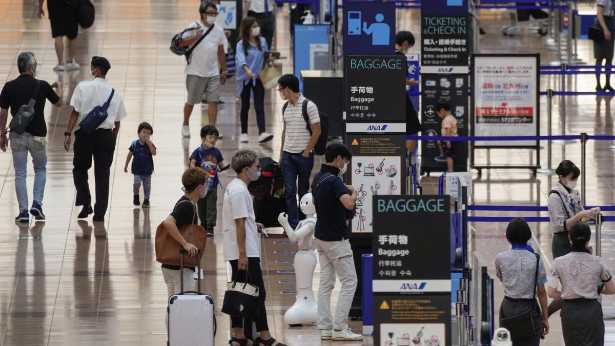 Matkustajia Hanedan lentokentällä Tokiossa elokuussa 2020.