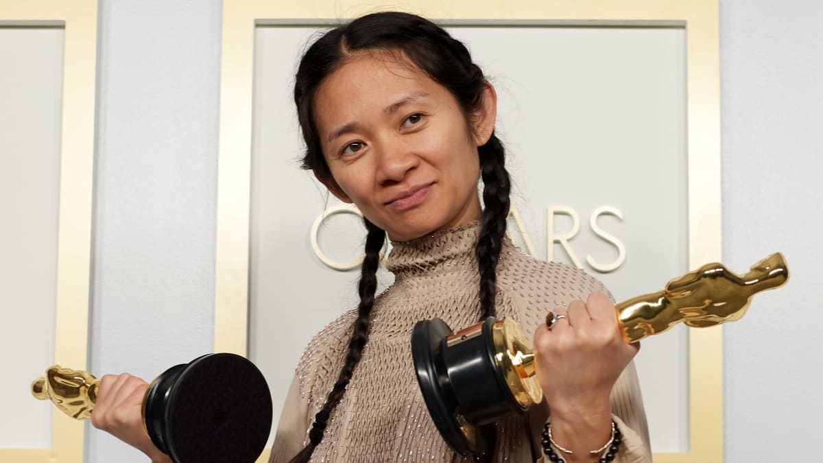 Chloé Zhao kahden Oscar-patsaan kanssa.