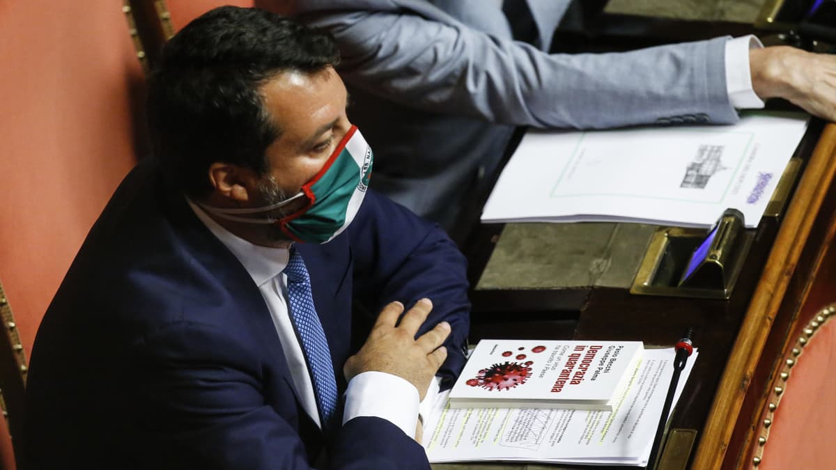 Legan johtaja Matteo Salvini istuu Italian senaatissa kasvosuojus kasvoillaan.