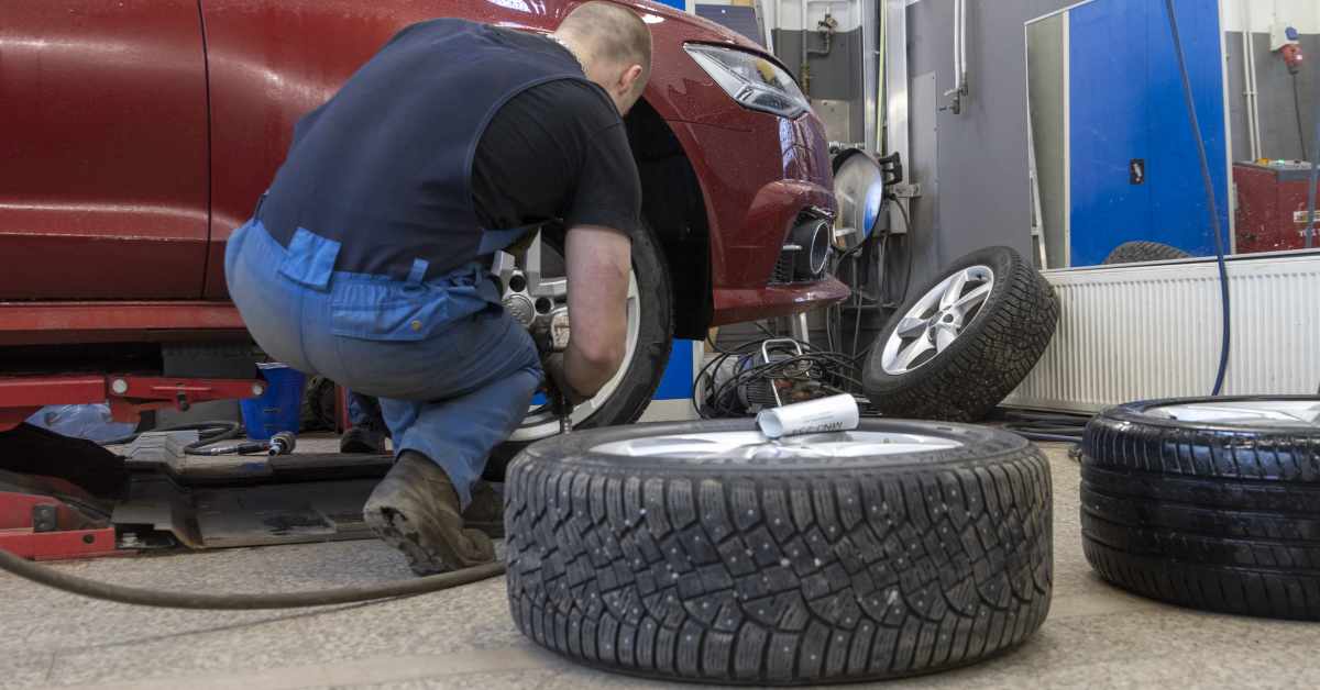 Renkaiden vaihto viivästyy – Talviyllätys uhkaa, varoittaa rengasalan johtaja
