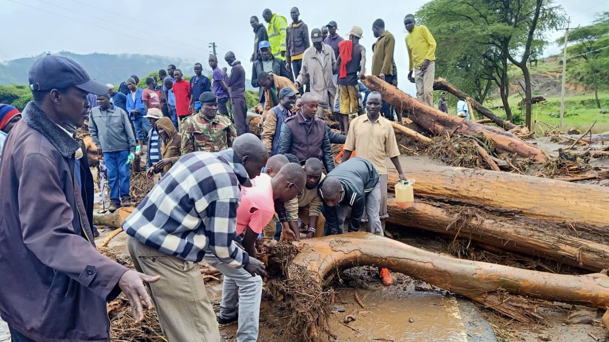 Kenian länsiosassa West Pokot -maakunnassa raivattiin maanvyöryjen tekemiä tuhoja 23. marraskuuta 2019.