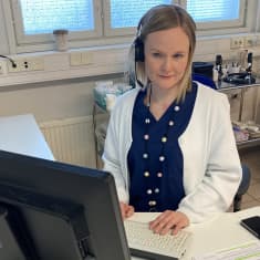 Sairaanhoitaja Laura Käki vastaa ajanvarauspuhelimeen